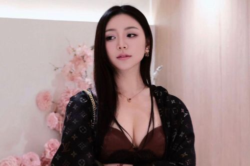 Quỳnh Kool diện đồ o ép body gợi cảm
