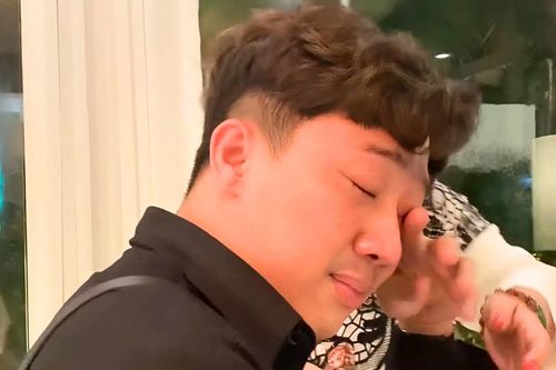 Trấn Thành bật khóc khi đang đi cùng vợ