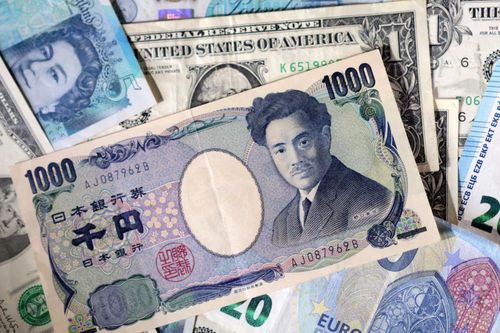 Đồng yên tăng giá khi BOJ giữ lãi suất, mở màn tuần quan trọng