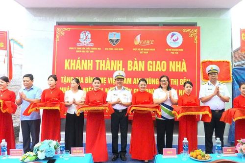Lữ đoàn 682 bàn giao nhà cho gia đình Mẹ Việt Nam Anh hùng