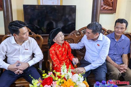 Chùm ảnh: Thủ tướng tặng quà người có công, hộ nghèo, công nhân lao động tại Hải Phòng