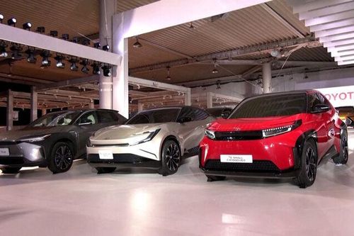Toyota lập kỷ lục doanh số toàn cầu nhờ xe hybrid