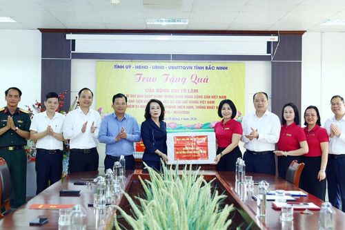 Phó Bí thư Thường trực Tỉnh ủy Nguyễn Thị Hương thăm, tặng quà Trung tâm Điều dưỡng Người có công tỉnh