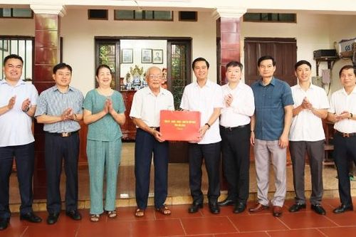 Phó Chủ tịch UBND tỉnh Lê Xuân Lợi thăm, tặng quà người có công tại phường Từ Sơn