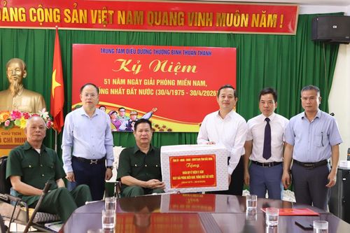 Chủ tịch UBND tỉnh Phạm Hoàng Sơn thăm, tặng quà thương binh, bệnh binh