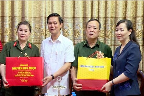 Phó Chủ tịch UBND Lê Xuân Lợi thăm, tặng quà người có công tại xã Yên Phong và Yên Trung