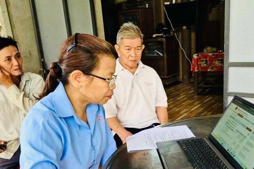 Dịch vụ công 'gõ cửa' nhà người dân