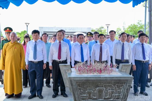 Thường trực Ban Bí thư Trần Cẩm Tú thăm, tặng quà gia đình chính sách tại Điện Biên
