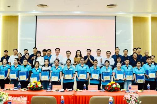 Trưởng ban Nội chính Trung ương Lê Minh Trí thăm và tặng quà công nhân Đồng Nai nhân kỷ niệm Ngày Quốc tế Lao động 1-5