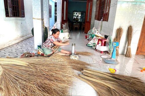 Xã Vĩnh Hựu: Gìn giữ và phát triển Làng nghề bó chổi dừa