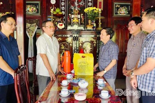 Phó Bí thư Thường trực Tỉnh ủy Phan Văn Thắng thăm, tặng quà nguyên lãnh đạo tỉnh
