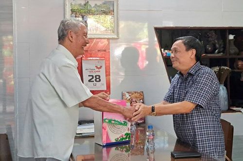 Phó Bí thư Thường trực Tỉnh ủy Phan Văn Thắng thăm, tặng quà nguyên lãnh đạo tỉnh