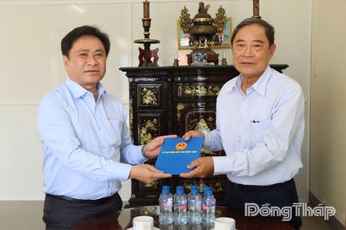 Phó Chủ tịch Thường trực UBND tỉnh Trần Văn Dũng thăm, tặng quà nguyên lãnh đạo tỉnh