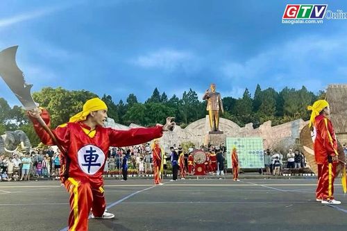 Đặc sắc biểu diễn cờ người ở Phố núi