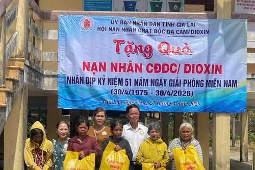 Tặng quà nạn nhân chất độc da cam ở Canh Liên, Vĩnh Sơn