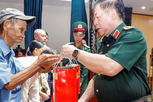 Đại tướng Nguyễn Trọng Nghĩa thăm, tặng quà người có công và công nhân lao động nhân dịp lễ 30-4 và 1-5