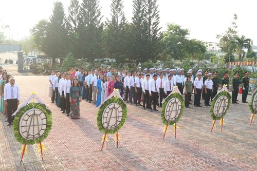 Xã Cam Lâm đặt vòng hoa, dâng hương viếng Đài tưởng niệm liệt sĩ xã