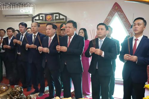 Lãnh đạo tỉnh Khánh Hòa dâng hương viếng các anh hùng, liệt sĩ