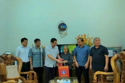 Đồng chí Hà Quang Trung - Phó Bí thư Tỉnh ủy, Chủ tịch UBND tỉnh cùng đoàn công tác thăm, tặng quà gia đình chính sách nhân dịp 30/4 – 1/5