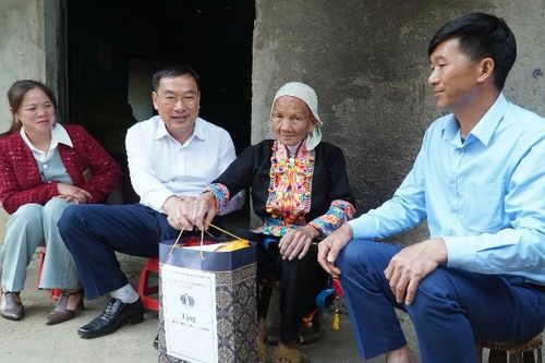 Đồng chí Tống Thanh Bình - Phó Chủ tịch Thường trực Ủy ban MTTQ Việt Nam tỉnh thăm, tặng quà gia đình chính sách và hộ nghèo nhân dịp 30/4-1/5