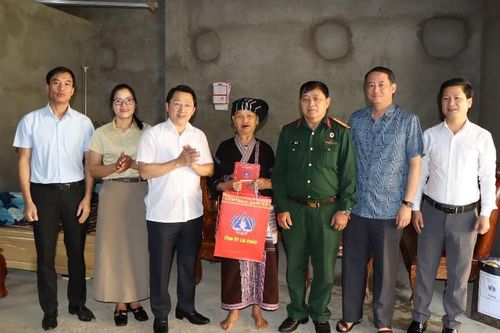 Phó Bí thư Tỉnh ủy thăm, tặng quà gia đình người có công, hộ nghèo nhân dịp 30/4 – 1/5