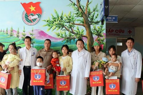 Trao 30 suất quà cho bệnh nhân có hoàn cảnh khó khăn
