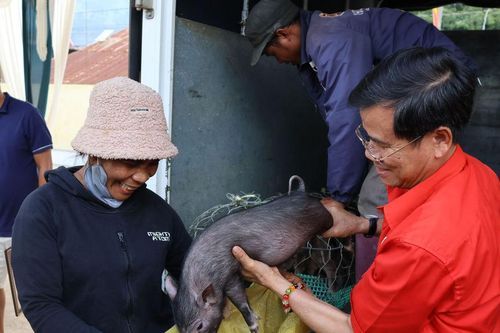 Trao sinh kế giúp hộ nghèo phát triển kinh tế bền vững