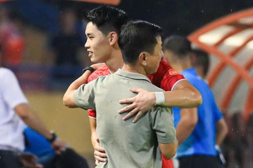 Nguyễn Đình Bắc lập hat-trick, gửi cái ôm tri ân đầy cảm xúc tới HLV Văn Sỹ Sơn