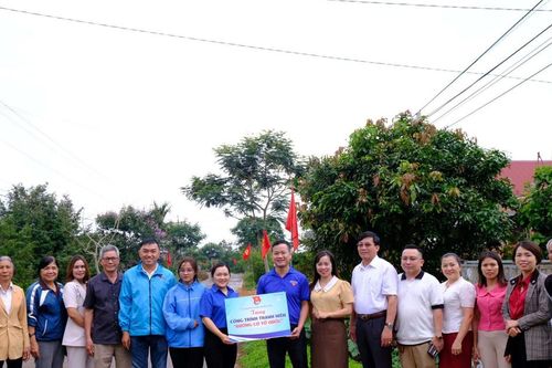 Đoàn Thanh niên Các cơ quan Đảng tỉnh trao công trình thanh niên ở Bảo Thuận