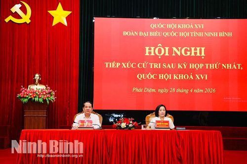 Đồng chí Phó Chủ tịch Quốc hội Nguyễn Thị Thanh và đồng chí Phó Bí thư Tỉnh ủy, Trưởng Đoàn ĐBQH tỉnh Mai Văn Tuất tiếp xúc cử tri sau Kỳ họp thứ Nhất, Quốc hội khóa XVI