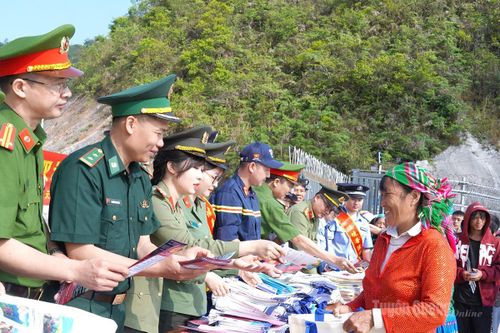 Phối hợp tuyên truyền pháp luật song ngữ Việt - Trung