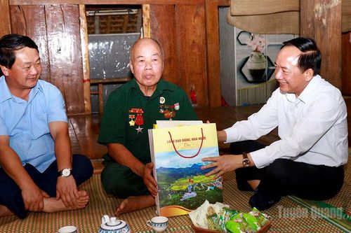 Trưởng ban Tuyên giáo và Dân vận Trung ương Trịnh Văn Quyết thăm, làm việc tại Tuyên Quang và tri ân các Anh hùng liệt sĩ