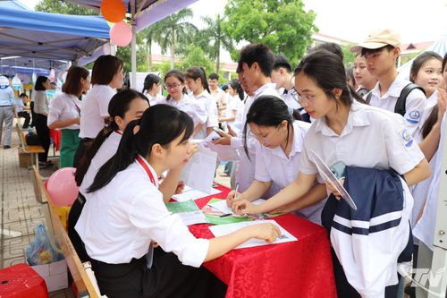 Sôi nổi Ngày hội việc làm, định hướng nghề nghiệp tại xã Kha Sơn