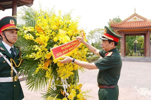Đại tướng Phan Văn Giang dâng hương tưởng niệm các Anh hùng liệt sĩ Thanh niên xung phong tại Thái Nguyên