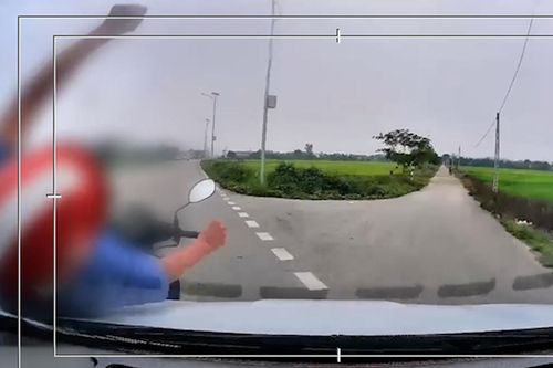 Sang đường không quan sát, người đi xe máy bị ô tô tông văng xuống mương