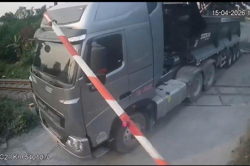 Tài xế ô tô đầu kéo cố tình vượt đường ngang ở Quảng Trị bị xử phạt