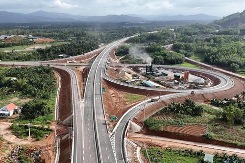 Trưa 29/4 thông xe cao tốc qua miền Trung, các phương tiện di chuyển thế nào?