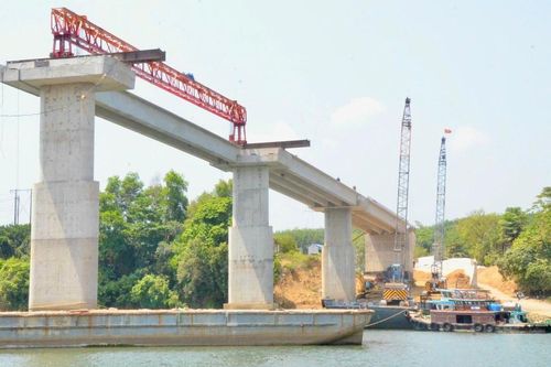 Toàn cảnh lao dầm cầu Hiếu Liêm nối đôi bờ sông Đồng Nai