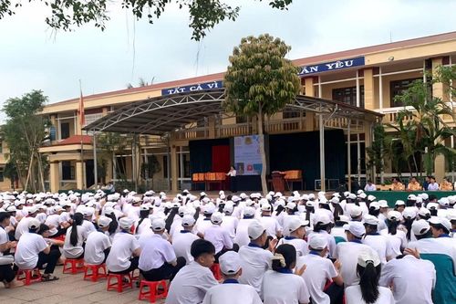 Học sinh nhiều trường ở Ninh Bình được CSGT trực tiếp hướng dẫn phòng chống đuối nước