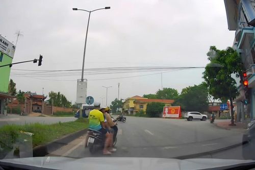 Bắc Ninh: Xử phạt người phụ nữ đèo 2 con nhỏ đi vòng vèo 'né' camera AI để vượt đèn đỏ