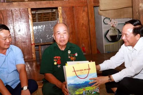 Trưởng Ban Tuyên giáo và Dân vận Trung ương Trịnh Văn Quyết tri ân các gia đình chính sách ở Tuyên Quang