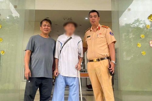 Hà Nội: Ứng dụng công nghệ quét nhận dạng khuôn mặt, CSGT kịp thời hỗ trợ cụ ông đi lạc trở về với gia đình