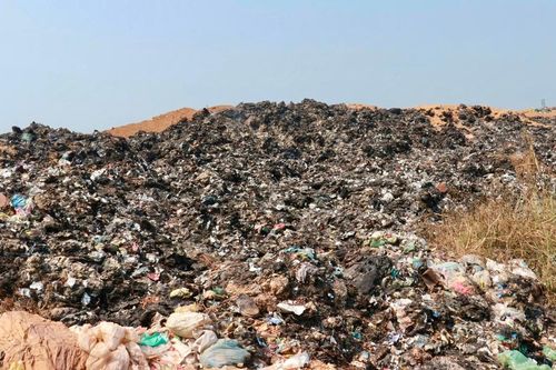 Bãi rác quá tải giữa hai xã: Người dân phải đóng cửa để… thở