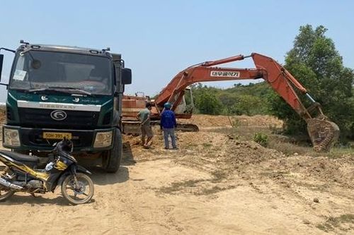 Quyết liệt xử lý điểm nóng về khai thác đất trái phép ở Vạn Hưng