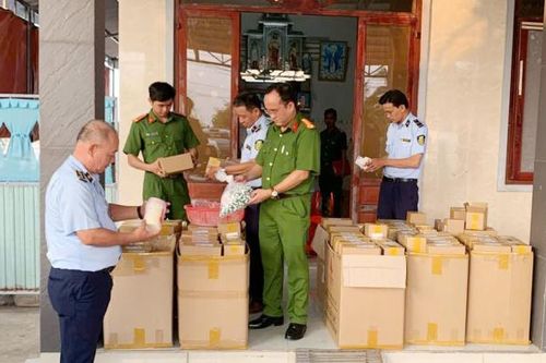 Bắt quả tang chủ cơ sở sản xuất mỹ phẩm '3 không'