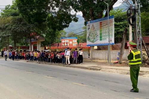 Tuyên Quang: Công an xã thiết lập luồng xanh an toàn cho học sinh vùng cao tới trường