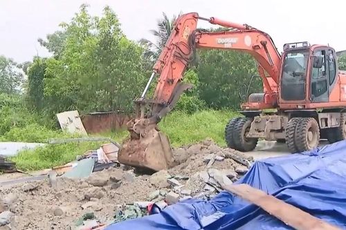 Cưỡng chế vi phạm đất đai ở xã Tây Phương