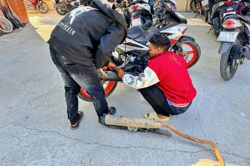 Công dân mang pô độ chế lên Công an phường đổi lấy gạo