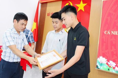 Khen thưởng 2 nam sinh dũng cảm cứu nữ sinh nhảy cầu