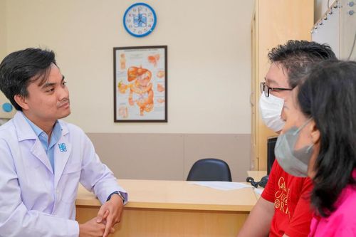 Doanh nhân Indonesia được phẫu thuật thành công ung thư đại tràng biến chứng tắc ruột tại Bệnh viện Đại học Y Dược TP. Hồ Chí Minh